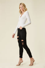 Lataa kuva Galleria-katseluun, High Rise Distressed Skinny Jeans with a Raw Hem
