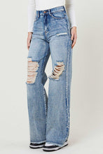 Lataa kuva Galleria-katseluun, High Rise Wide Leg Jeans in a Vintage Acid Wash

