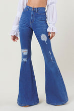 Indlæs billede til gallerivisning High-Rise Distressed Flare Jeans
