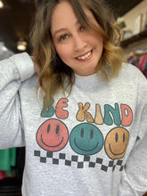 Indlæs billede til gallerivisning Be Kind! Smiley Cozy Sweatshirt
