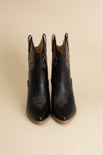 Indlæs billede til gallerivisning Pointed Toe Western Boots
